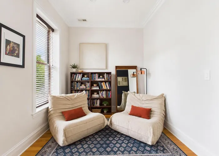 Mid-century Boho Oasis Pet-friendly Garage Apartment