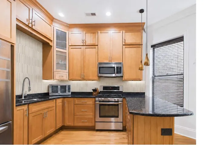 Mid-century Boho Oasis Pet-friendly Garage Apartment