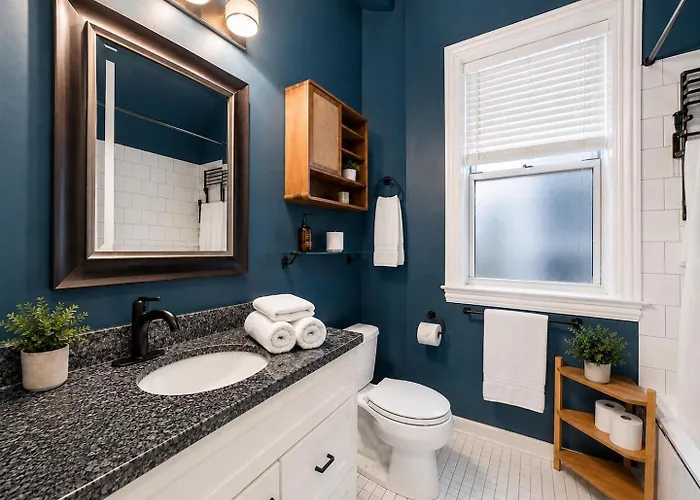 Mid-century Boho Oasis Pet-friendly Garage Apartment *
